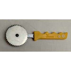 Vtg 60's Travco Hippie Daisy Flowers Yellow Kitchen Utensil Dough Pastry Cutter